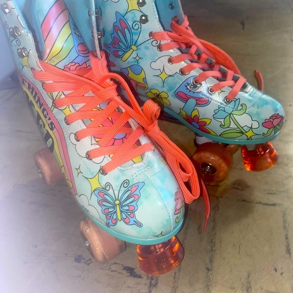 Rainbow colored roller skates - Picture 3 of 3